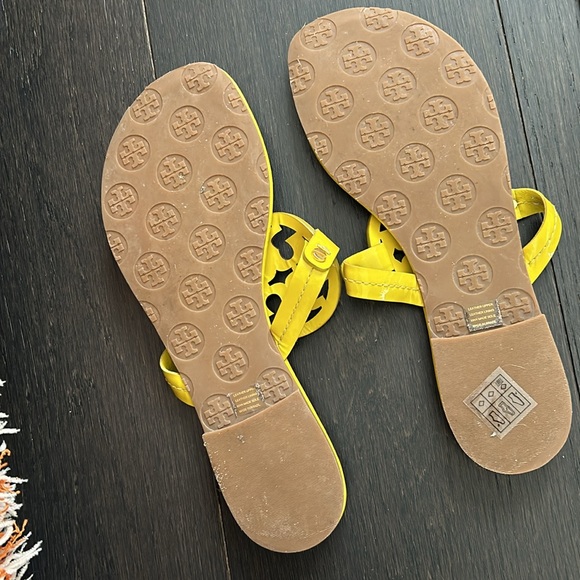 Beautiful and 💯 Authentic Tory Burch sandals - Picture 2 of 2